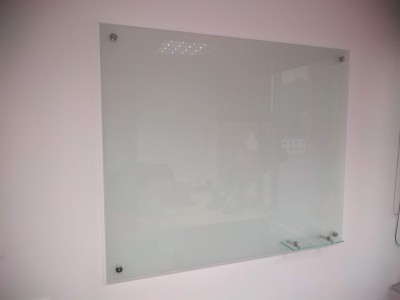 Vidrio en 6mm, 8mm, 10mm, es una técnica abrasiva utilizada para alisar o dar forma a las superficies mediante la aplicación de un chorro de arena a gran presión, en el caso de los tableros le da un tono blanco hielo es ideal para tu oficina u hogar