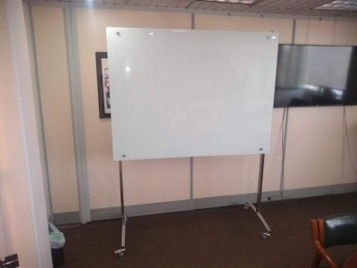 Estructura en acero inoxidable (brillante o mate), con rodachinas en goma y freno, vidrio de seguridad en 6mm, 8mm, 10mm, Se utiliza para visualizar la presentación de los contenidos con un fácil desplazamiento