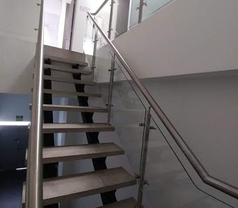 El acero inoxidable es uno de los materiales más duraderos disponibles para este fin, ya que posee una mayor resistencia tensil, Los pasamanos de acero inoxidable también son a prueba de óxido y son resistentes al agua. Por eso, son ideales para pasamanos ubicados al aire libre o con alto tráfico de personas.