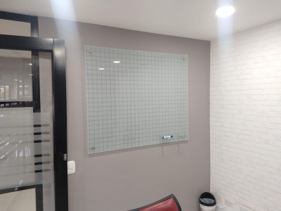 Vidrio en 6mm, 8mm, 10mm, es una técnica abrasiva utilizada para alisar o dar forma a las superficies mediante la aplicación de un chorro de arena a gran presión , en el caso de los tableros le da un tono blanco hielo es ideal para tu oficina u hogar, la cuadricula es de medidas aprox. (3x3 , 5x5) con líneas en tono transparente