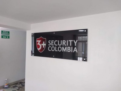 es el conjunto de elementos que integran la identidad visual de una organización, se elabora en vidrio templado de 6mm, 8mm, 10mm, con corte en vinilo de colores, o impresión