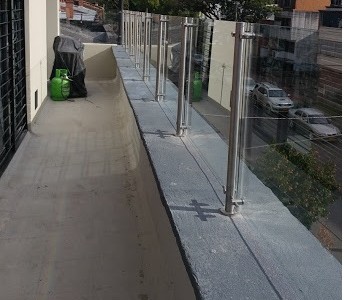 En 6mm, 8mm, 10mm, estructuras de vidrio templado soportadas con accesorios en acero inoxidable para brindar aislamiento de vientos y seguridad en terrazas, el vidrio templado puede usarse en diferentes colores, espesores y formas para espacios al aire libre o semicerrados que necesitan contrarrestar los cambios climáticos y permitir un mejor ambiente y sensación térmica para cualquier tipo de reunión, el uso de los vidrios de seguridad en este tipo de aplicaciones dependen del uso que se dé al interior o exterior