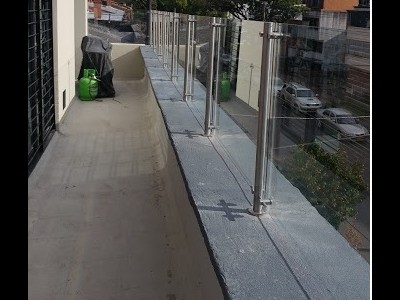 En 6mm, 8mm, 10mm, estructuras de vidrio templado soportadas con accesorios en acero inoxidable para brindar aislamiento de vientos y seguridad en terrazas, el vidrio templado puede usarse en diferentes colores, espesores y formas para espacios al aire libre o semicerrados que necesitan contrarrestar los cambios climáticos y permitir un mejor ambiente y sensación térmica para cualquier tipo de reunión, el uso de los vidrios de seguridad en este tipo de aplicaciones dependen del uso que se dé al interior o exterior