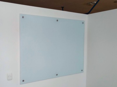 Vidrio en 6mm, 8mm, 10mm, es un producto que brinda verdaderas ventajas tanto desde el punto de vista óptico como estético, dando un toque de elegancia y resaltando la escritura